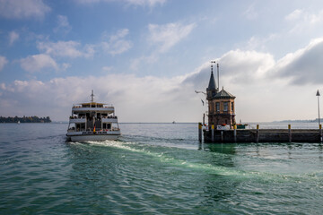 Auslaufendes Schiff am Hafen von Konstanz, Bodensee