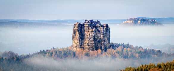 Falkenstein und Königsstein im Nationalpark sächsische Schweiz liegen im Nebel - obrazy, fototapety, plakaty