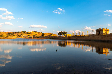 Obraz premium beautiful view and reflection of amar sagar lake with blue sky at jaisalmer,rajasthan