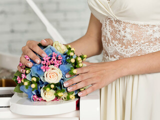 Obraz na płótnie Canvas bride holding bouquet