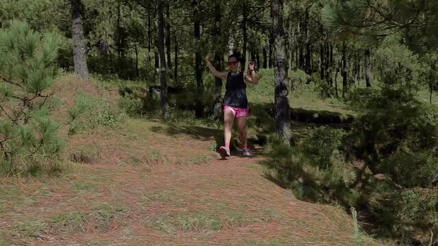 Mujer activa corriendo al aire libre en la monta&ntilde;a, haciendo entrenamiento de resistencia, para un estilo de vida saludable