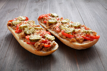 zapiekanka z kurczakiem,papryką i ogórkiem © robert6666