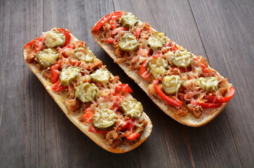 zapiekanka z kurczakiem,papryką i ogórkiem © robert6666