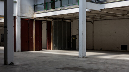 Leere Fabrikhalle mit Schattenspiel