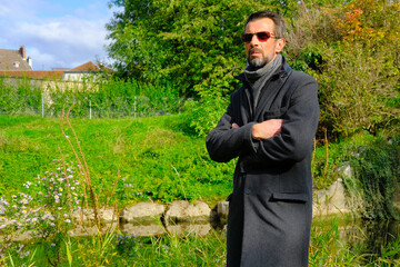 Homme debout dans un parc