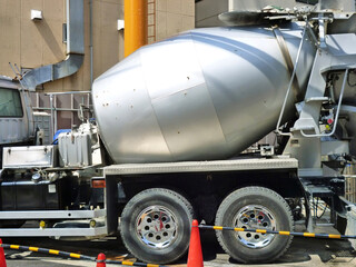 建設工事現場のコンクリートミキサー車