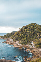 Montaña verdosa junto al mar
