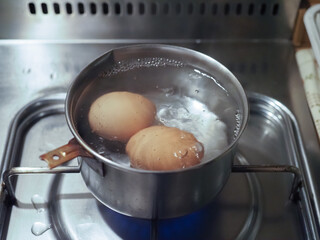 boling eggs on gas cooker