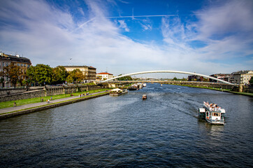 Miasto tętniące wakacyjnym życiem  © Joanna