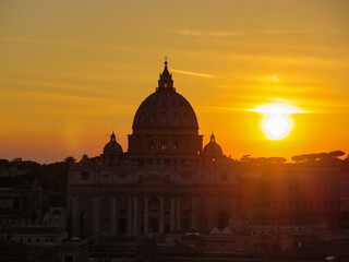 Fototapeta na wymiar Sunset over Saint Peter of Roma from the Castel Saint Angelo with beautiful color
