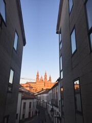 vista de la catedral de Santiago de Compostela entre dos edificios