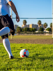 Hombre gordo tirando un penalti para entrenar futbol  © David Martínez