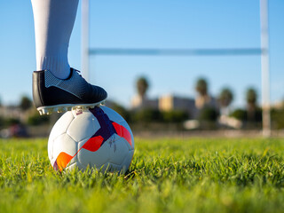 Pierna pisando el balon de futbol  © David Martínez