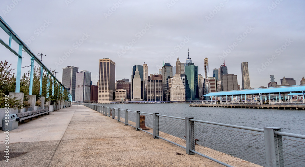 Wall mural new york city skyline on a cloudy day