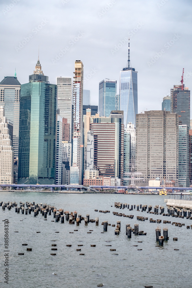 Wall mural new york city skyline on a cloudy day