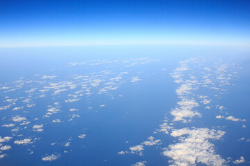 Fototapeta na wymiar 海と白い雲