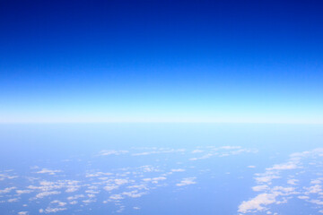 Fototapeta na wymiar 青空と海と白い雲