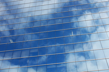 Fototapeta na wymiar ビルの窓に映る青空