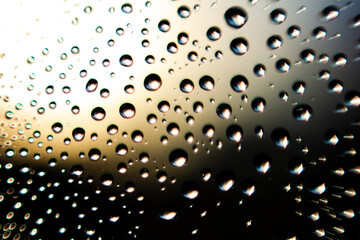 Regentropfen auf einer Fensterscheibe