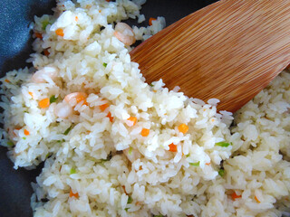 チャーハンを炒める