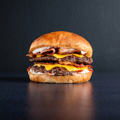 hamburguesa con bacon - obrazy, fototapety, plakaty