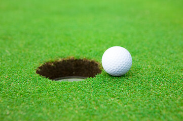 カップとゴルフボール