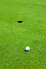 カップとゴルフボール