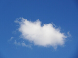 Fototapeta na wymiar 白い雲と青空
