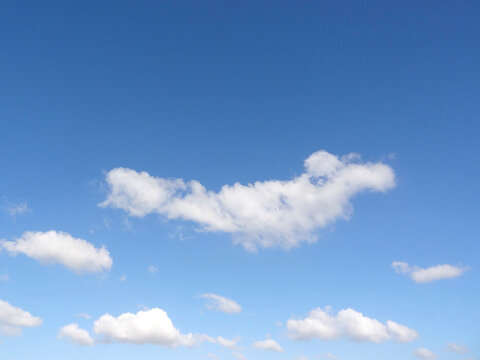 白い雲と青空 © Paylessimages