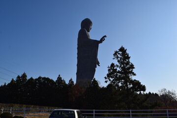 牛久大仏（うしくだいぶつ）／ 茨城県牛久市にある牛久大仏は、ブロンズ（青銅）製大仏立像で全高120mあり、立像の高さでは世界で4番目、ブロンズ立像としては世界最大でギネスブックに登録されています。