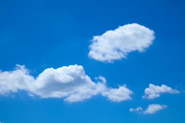 青空に浮き雲