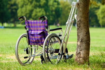 Fototapeta na wymiar 松葉杖と車椅子
