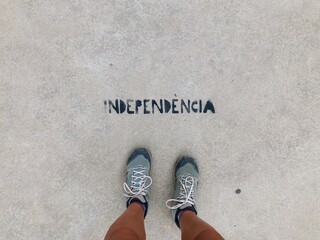 Independence writing on the floor - obrazy, fototapety, plakaty