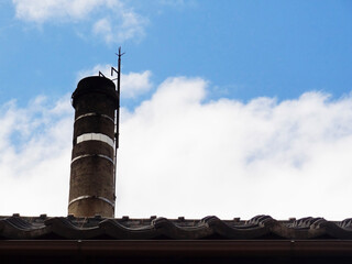 銭湯の煙突と青空