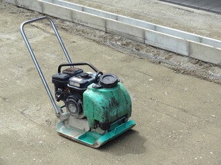 道路工事の地均し機械