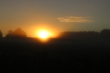 Schwabenland, Landschaften und Natur auf der schwäbischen Alb bei Sonnenaufgang