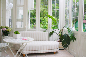 ソファーのあるコンサバトリー