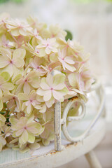 テーブルに置かれた紫陽花の花