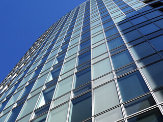 高層オフィスビルと青空