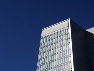 高層オフィスビルと青空
