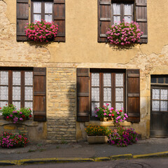 Fototapeta na wymiar Carré vieille maison fleurie rue Saint Pierre à Vézelay (89450), Yonne en Bourgogne-Franche-Comté, France