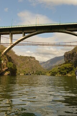 Obraz premium Sailing on the river through the stunning Sumidero Canyon in Chiapas, Mexico