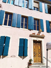 Fototapeta na wymiar facade of a house with blue shutters