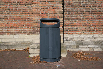 Obraz premium trash can rubbish bin dustbin garbage trashcan outside against weathered wall background