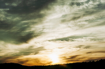 Coucher de soleil avec des couleurs incroyables au bord de la mer Méditerranée
