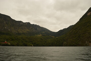 Obraz premium The dramatic and deep Sumidero Canyon in Chiapas, Mexico