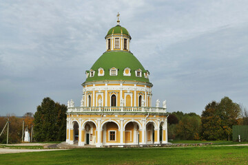 Fototapeta na wymiar Church of the Nativity of the Virgin in the village Podmoklovo (1754). Moscow region (2020).