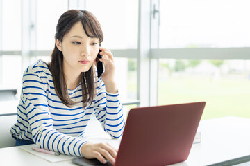 スマホで通話する女子学生