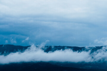 Obraz premium Paysage de montagne avec un ciel brumeux