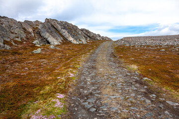 Steiniger Weg über ein Fjell der Finnmark in Norwegen